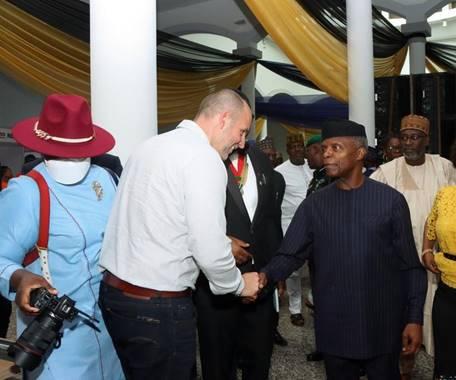 JULIUS BERGER AFP: VICE-PRESIDENT YEMI OSINBAJO VISITS AFP EXHIBITION PAVILION AT ARCHIBUILT CONFERENCE 2022….Commends AFP Product Quality